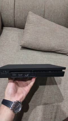 Slim PS4 500 GB with original controller and 4 games