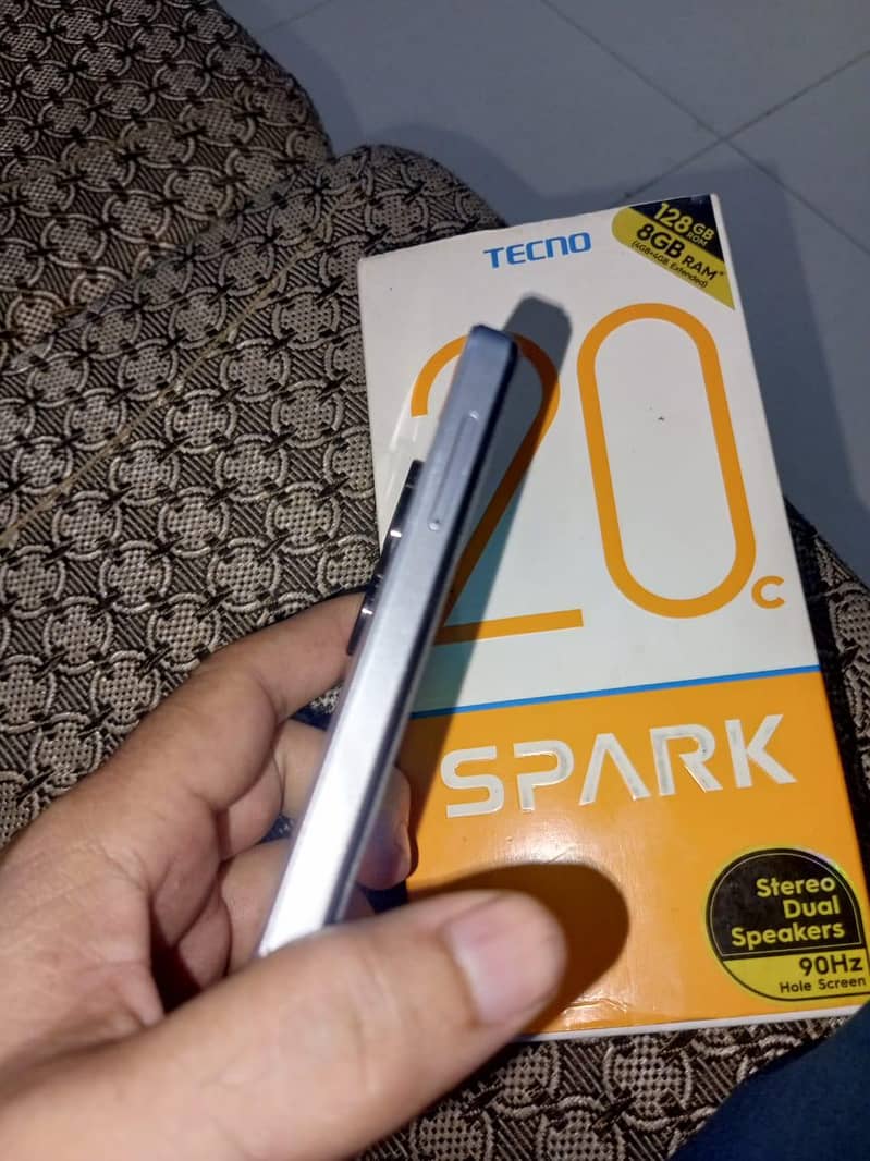 Spark 20c Tecno 4/128gb mobile with box 5