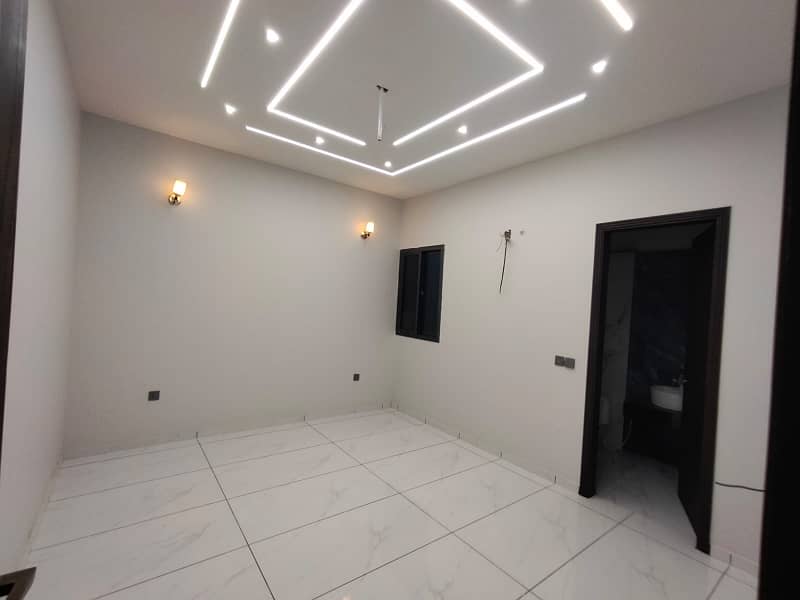 In Gulshan-e-Iqbal - Block 13/C Lower Portion Sized 240 Square Yards For rent 3