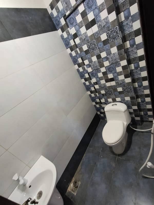 In Gulshan-e-Iqbal - Block 13/C Lower Portion Sized 240 Square Yards For rent 6