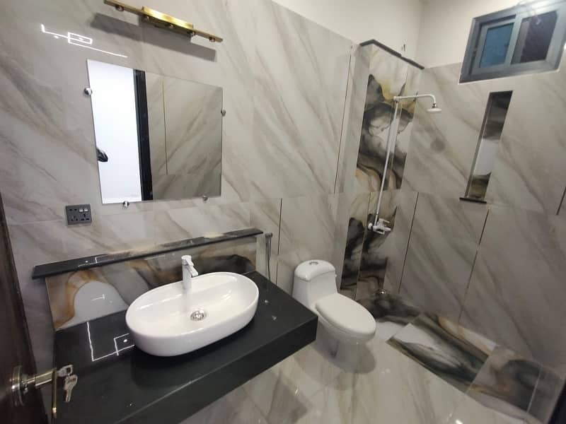 In Gulshan-e-Iqbal - Block 13/C Lower Portion Sized 240 Square Yards For rent 7