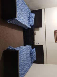 2 Beds with side table
