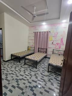 Brand new 1st Entry girls hostel seats available for rent in Four seater Room near ucp University or shaukat khanum hospital or Emporium Mall