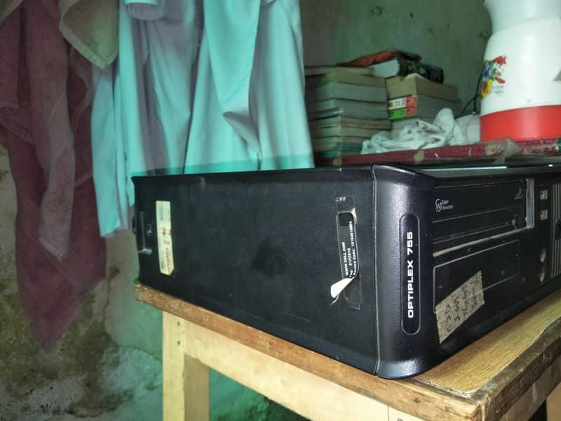 core 2 duo, 160 HHD, 2 GB DDR2 RAM,  with free screen and keyboard. 2