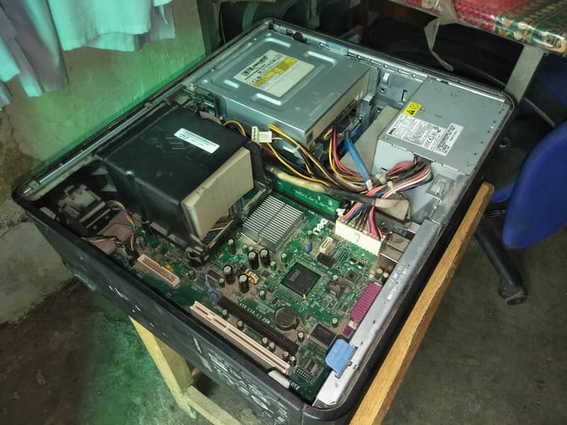 core 2 duo, 160 HHD, 2 GB DDR2 RAM,  with free screen and keyboard. 7