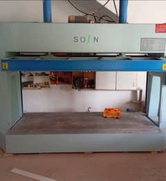Hadrolic coled press masheen for doors