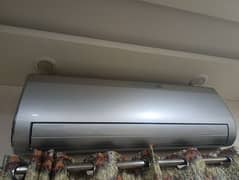 Gree non inverter Ac available 03234262875