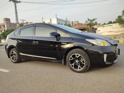 Toyota Prius S Touring Selection 1.8 (1800cc) - Black Pearl