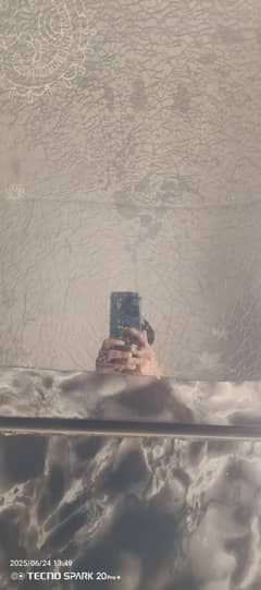 Haier ka frig h  on h glass tota hua h bs