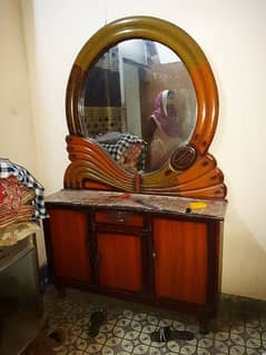 Dressing Table bohat achi condition