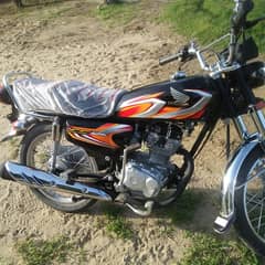 Honda 125 condition 10/10 urgent sale  . wtsup and call  03492934850