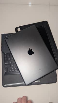 iPad 8th gen 10/10  with keyboard and pencil