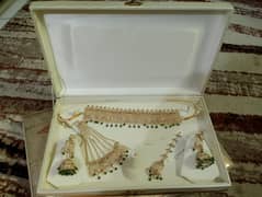 jewellery set available green and golden