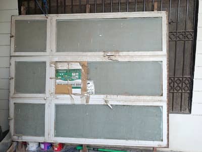 full moti guage ma window majood ha  condition behtareen ha