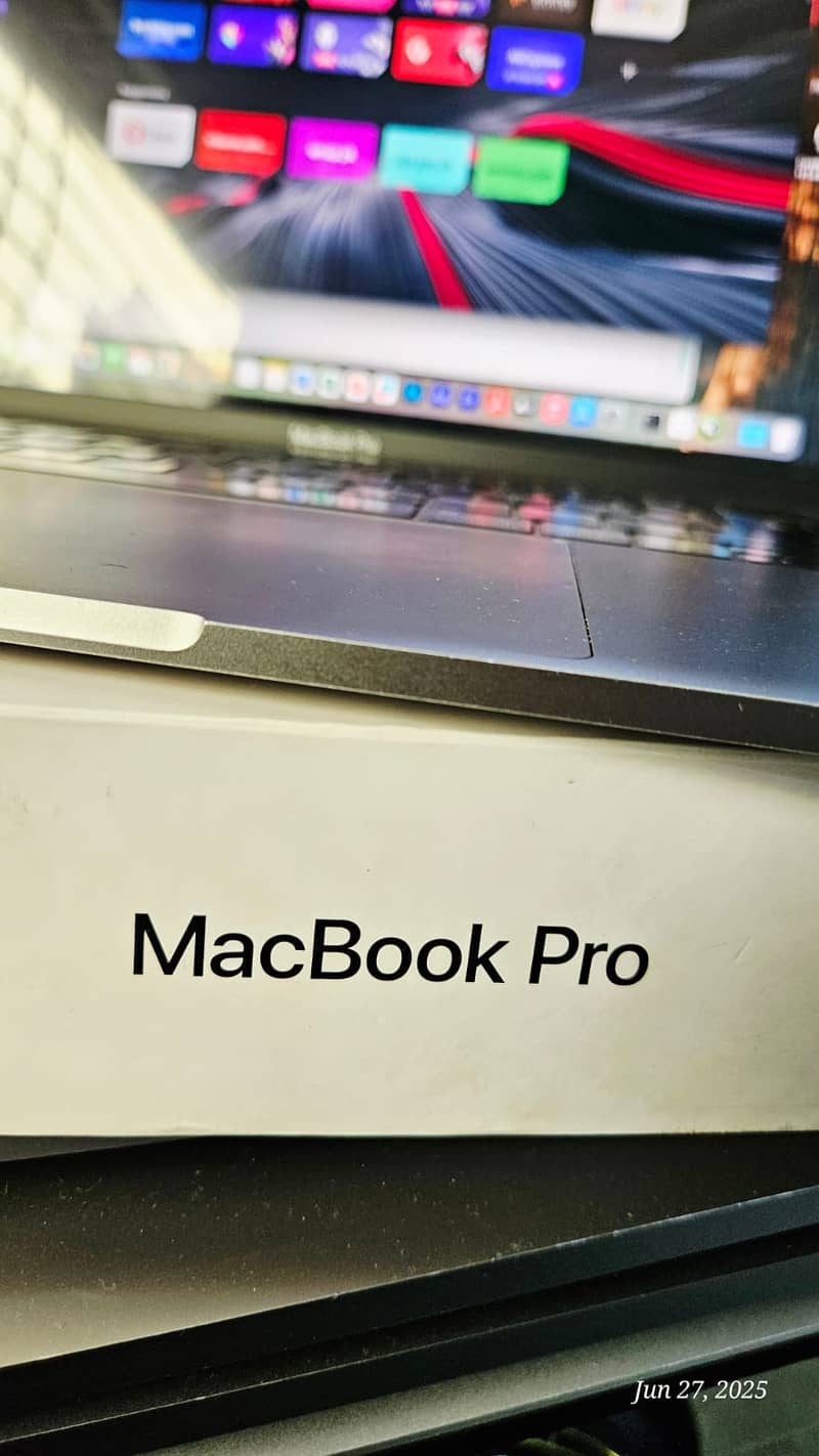MacBook Pro 13 Retina Touch ID TouchBar SpaceGrey |Box Low Cycle Count 3