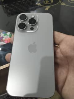 Apple 15 pro natural titanium with box cable