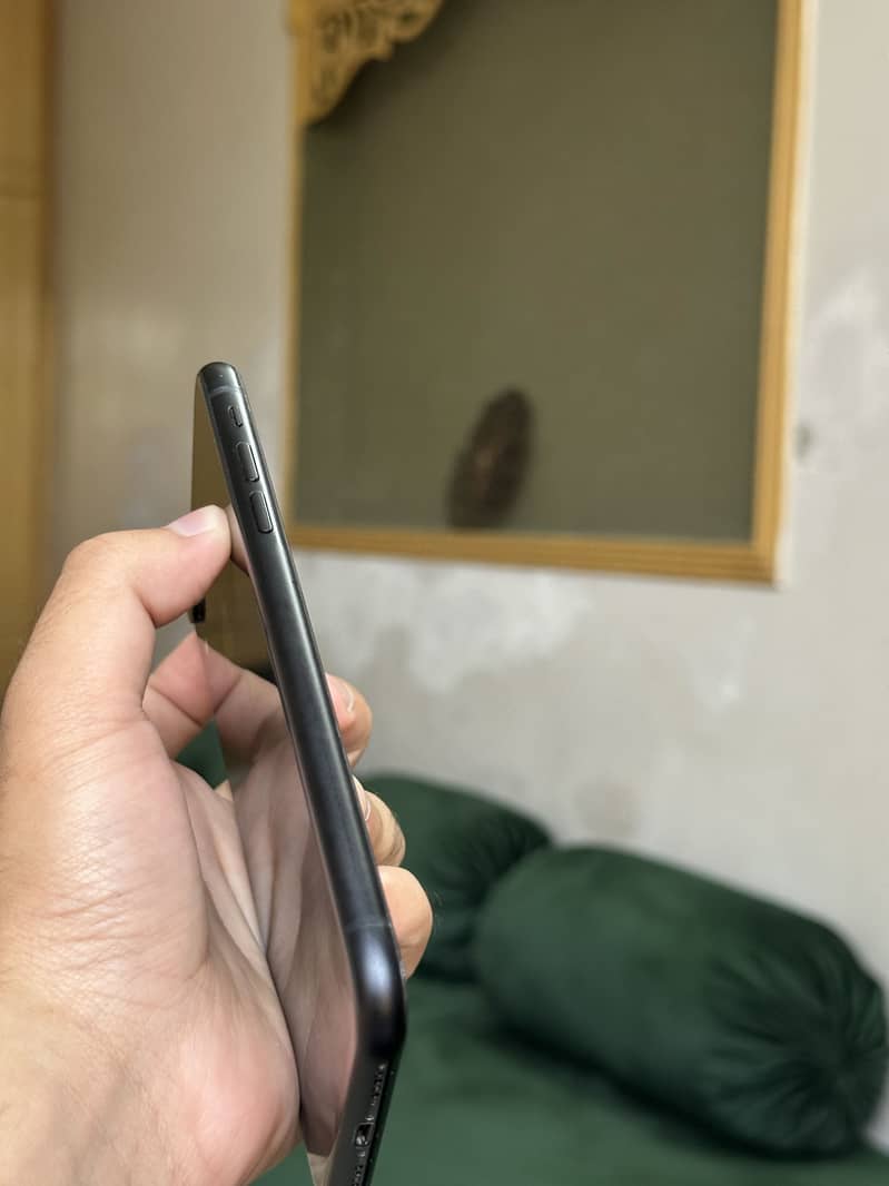 IPHONE XR (SIM WORKING) 2