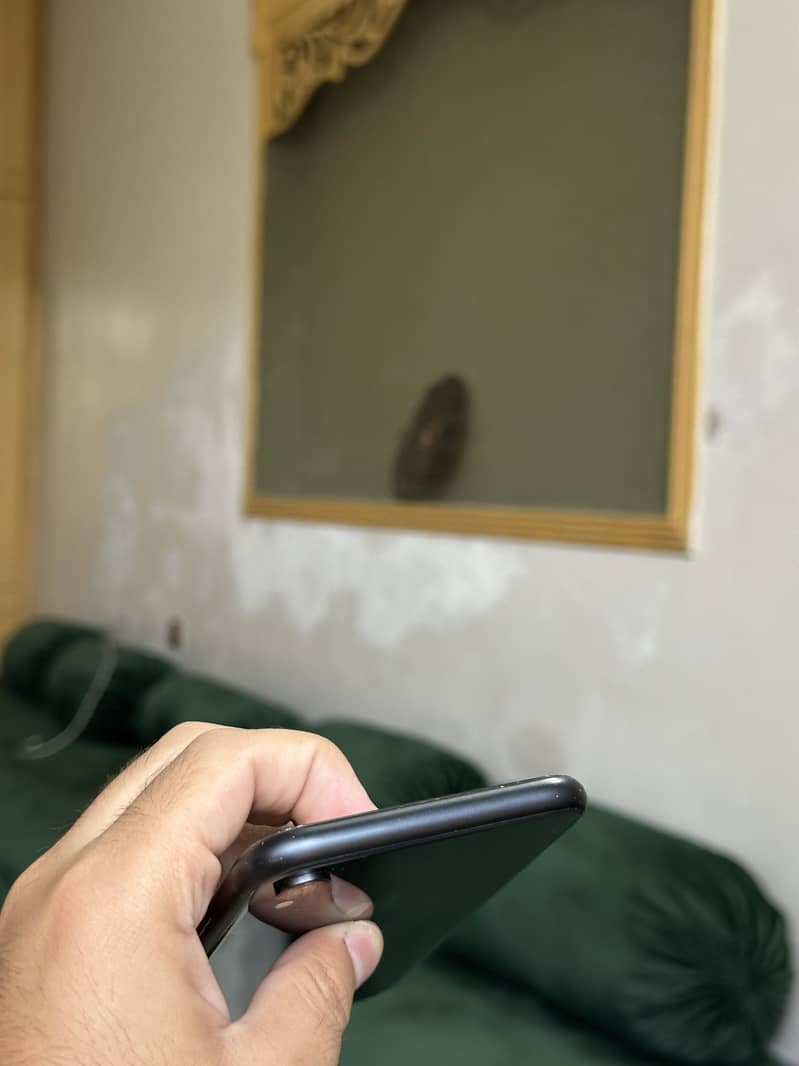IPHONE XR (SIM WORKING) 3
