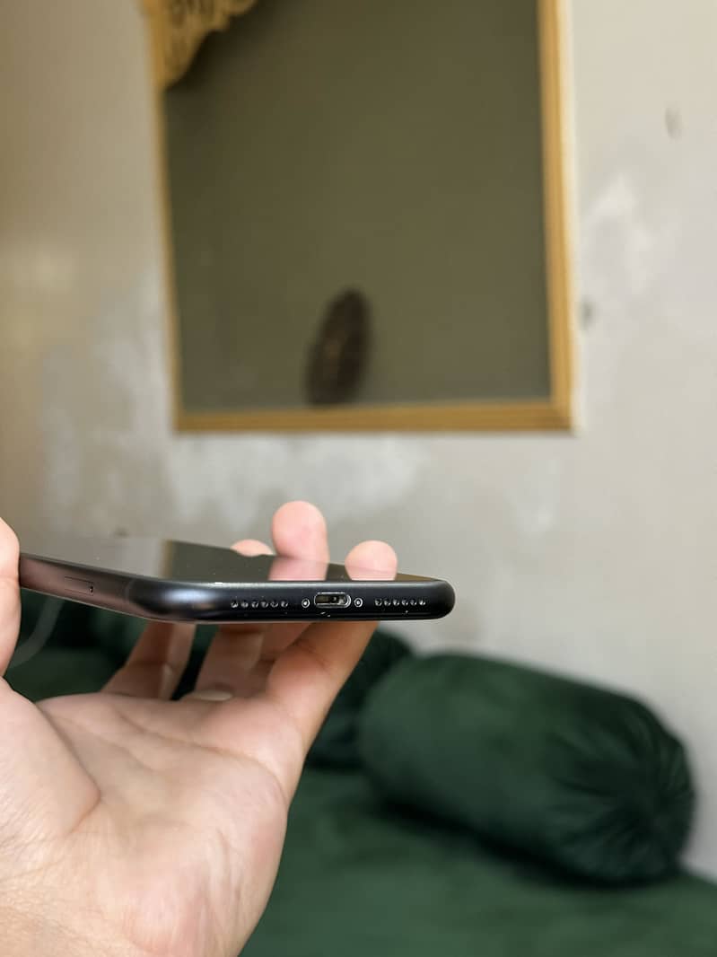 IPHONE XR (SIM WORKING) 4