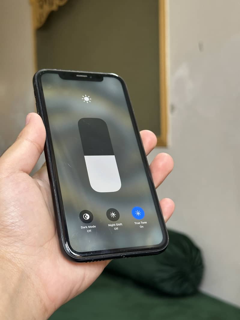 IPHONE XR (SIM WORKING) 6