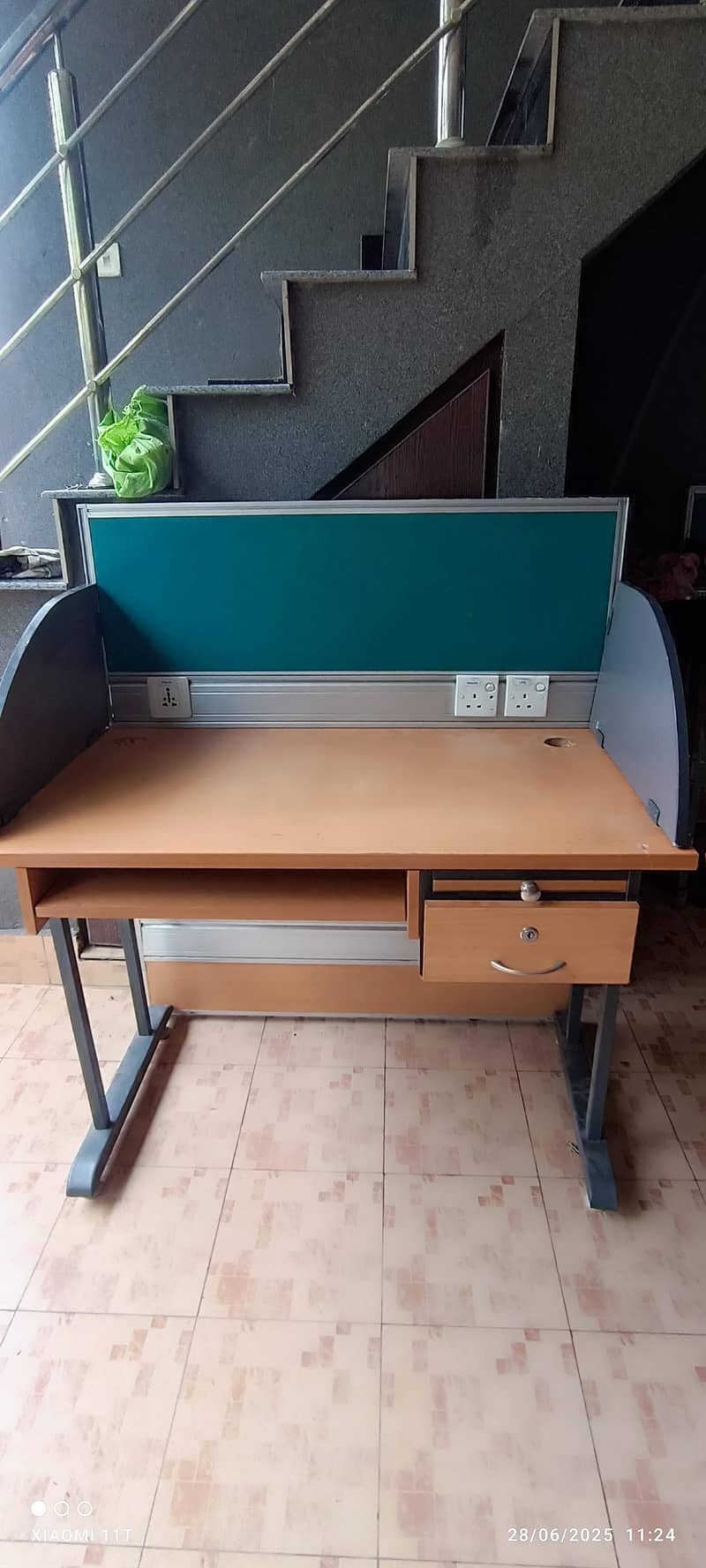 computer table in  mint condition 1