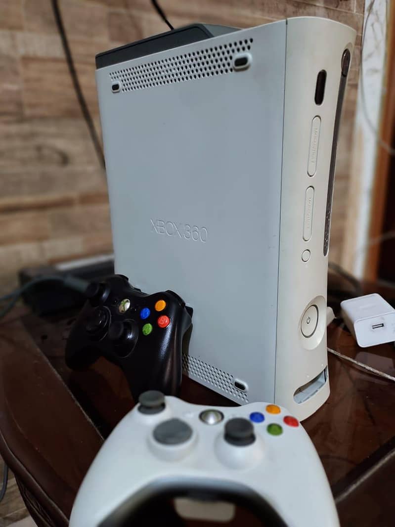 Xbox 360 with 2 wireless controller 0