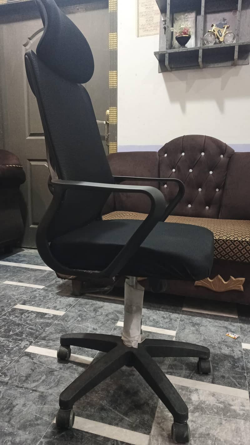 Adjustablechair only 1 month use just like new . 1