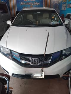 white color Honda city genmain condition lCd and bufar available ha
