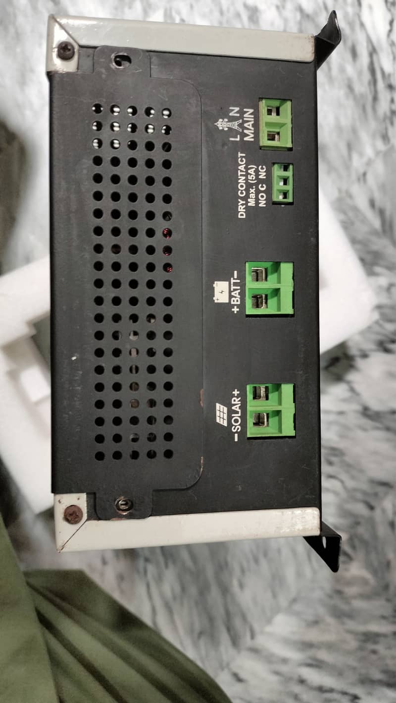 SIMTEK 100A. MPPT Solar Charge Controller 1