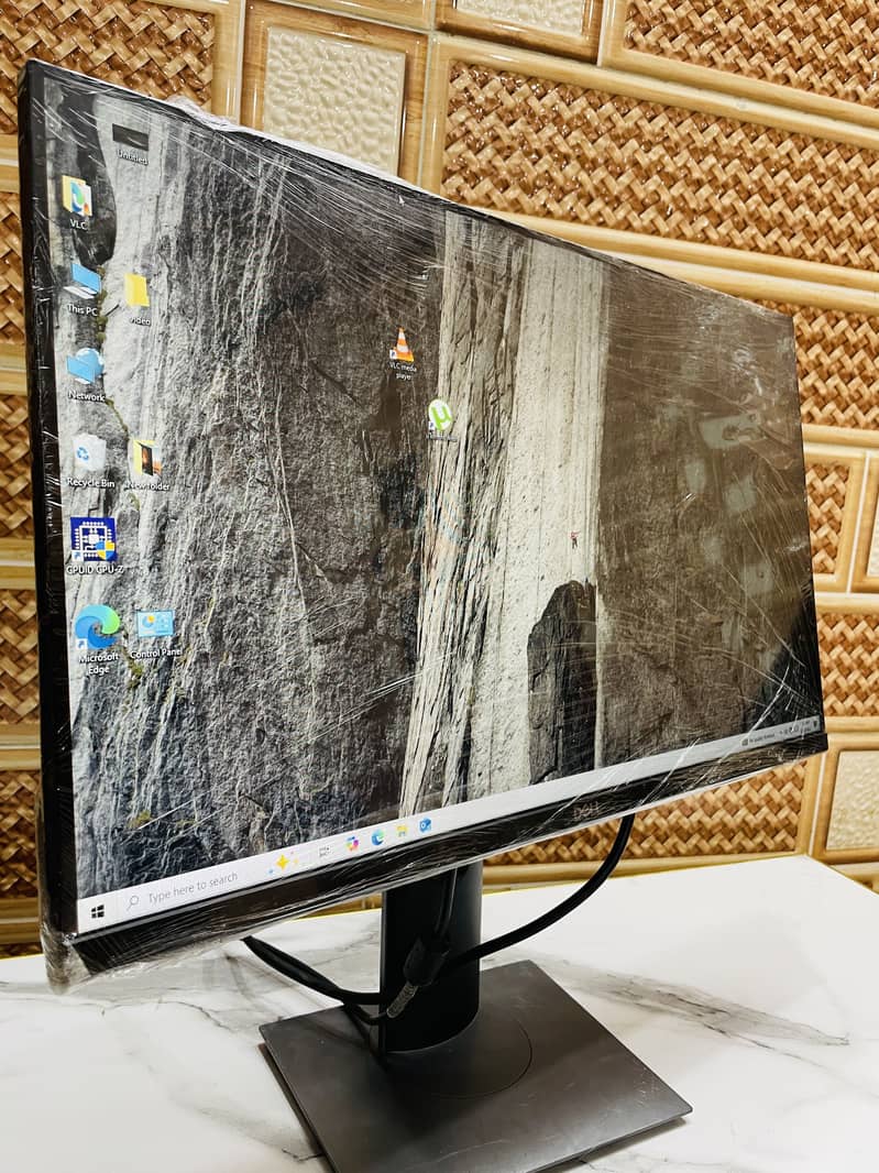 Dell 24 inch border less monitor with IPs display in fresh condition 0