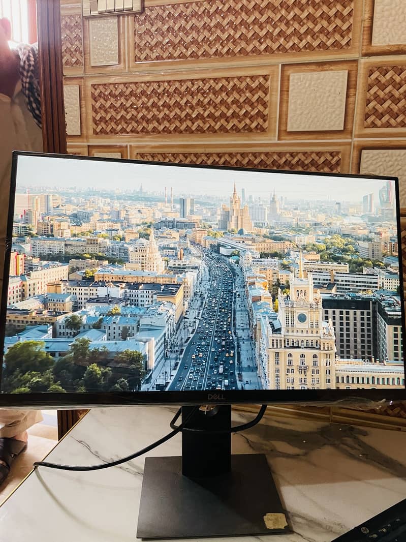 Dell 24 inch border less monitor with IPs display in fresh condition 2