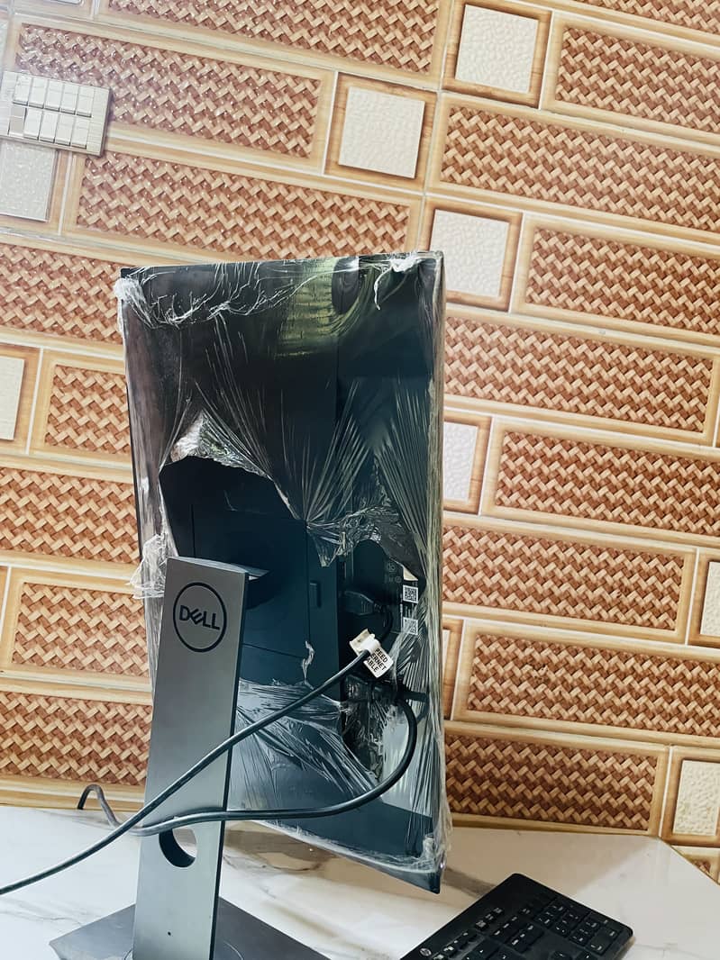 Dell 24 inch border less monitor with IPs display in fresh condition 6
