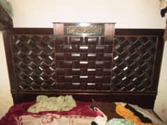 urgent sale ha bed side table aur sheesha ha