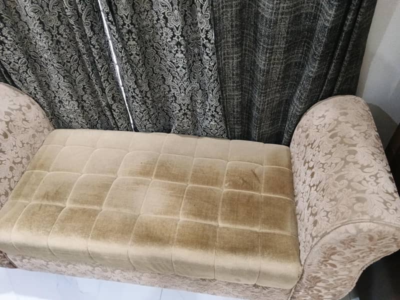 Good condition sofa neat and clean 9/10 condition 2