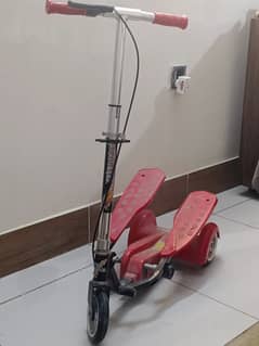 Double pedal folding scooty