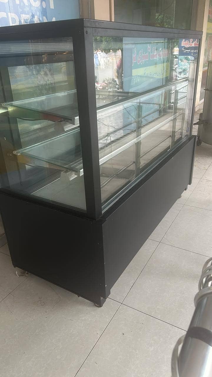 Cakes Display Counter in Good condition 0