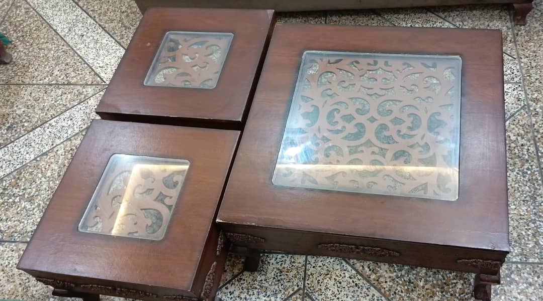 Set of 3 tables – center and side tables for sofa. 0