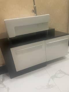 i am selling washroom sink its colour is black and white