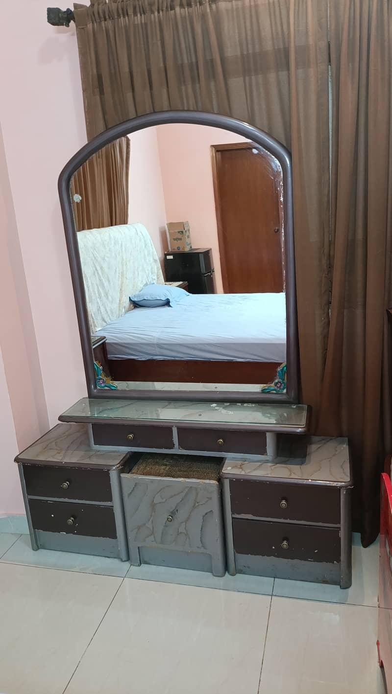 Dressing table and side tables 0