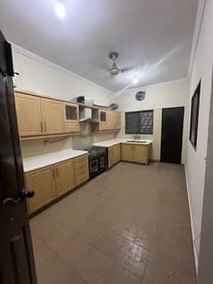 10 MARLA 4 BEDROOM HOUSE AVAILABLE FOR RENT