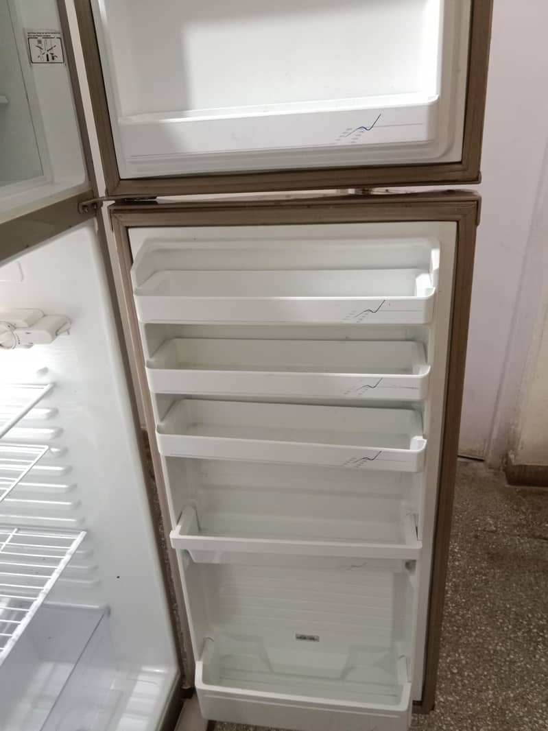 Refrigerator in Good running condition 4