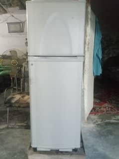 Dawlance company ka medium size fridge ha