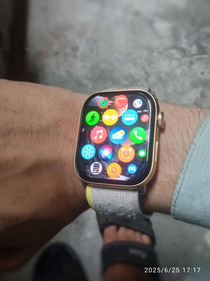 Dt watch x. colour gold.  real 4gb memory.  2 weak use 4