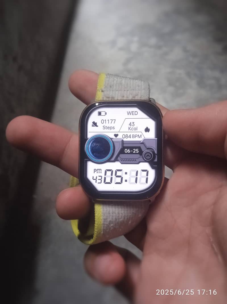 Dt watch x. colour gold.  real 4gb memory.  2 weak use 5
