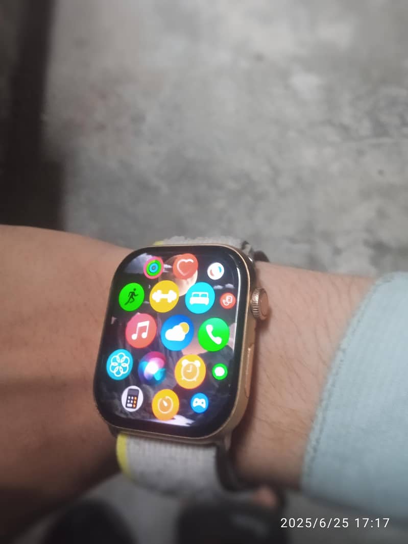 Dt watch x. colour gold.  real 4gb memory.  2 weak use 6