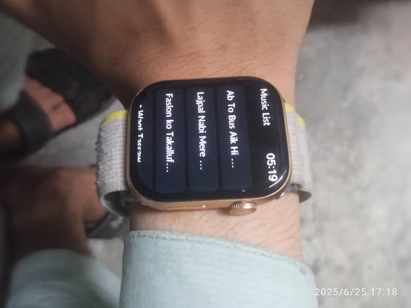 Dt watch x. colour gold.  real 4gb memory.  2 weak use 7
