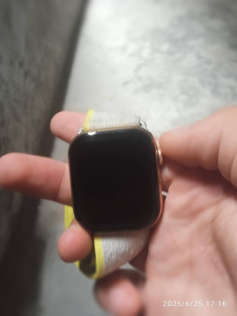 Dt watch x. colour gold.  real 4gb memory.  2 weak use 9