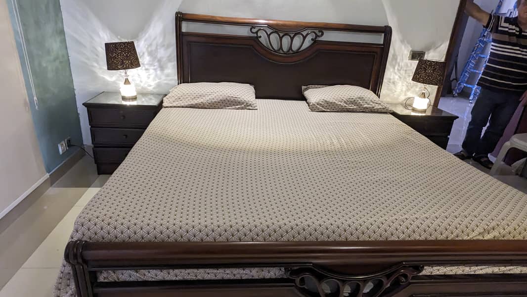 Complete bed set with side tables and dressing 2