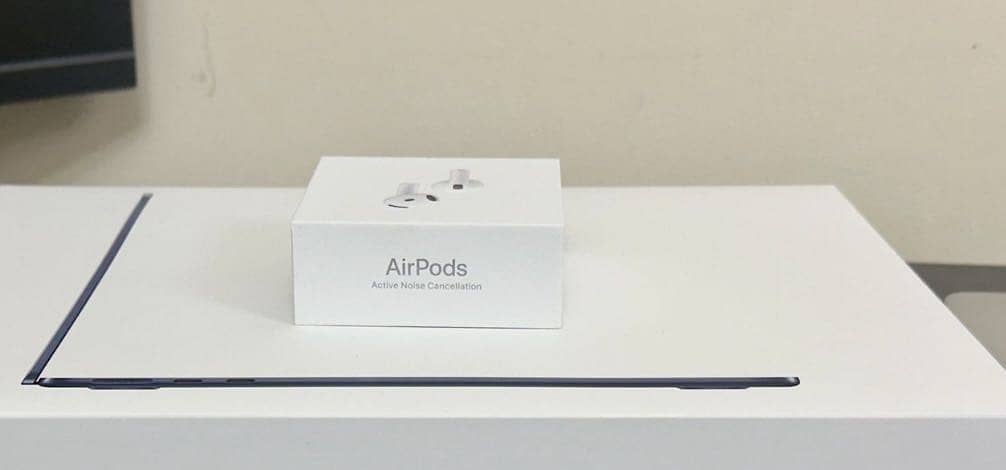 AIRPODS 4 with active noise cancellation(ANC) 0
