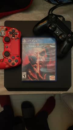 Ps4 slim (two controllers and a cd ) 500gb